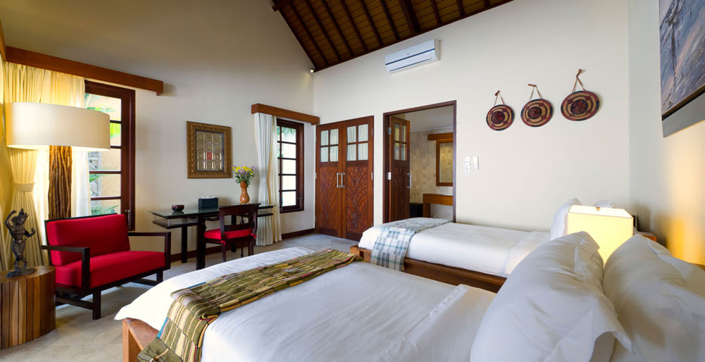 Villa San - Spacious guest bedroom with twin bed